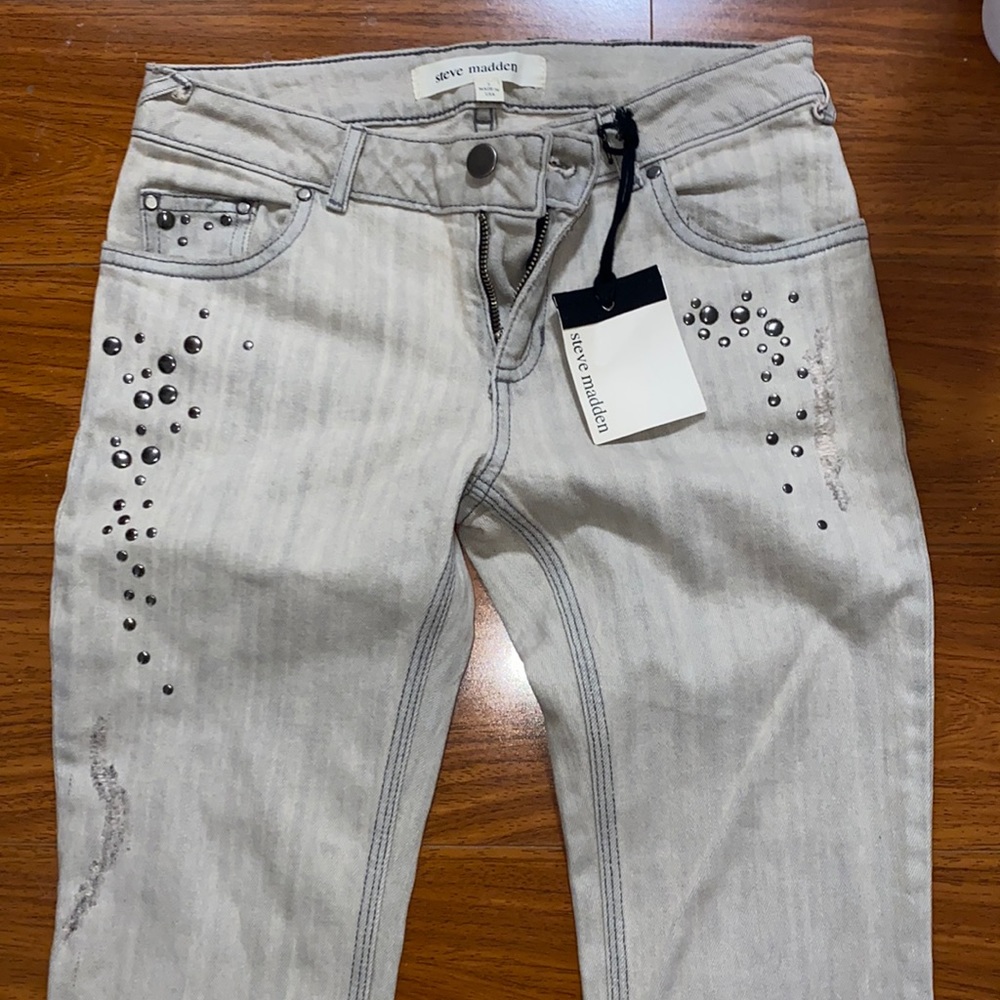NWT STEVE MADDEN DISTRESS SKINNY JEANS WITH STUDS